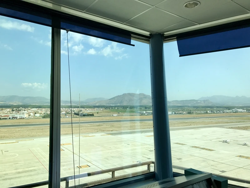 Interior de la torre de control del Aeropuerto FGL Granada-Jaén, gestionada por Enaire. Foto: Enaire